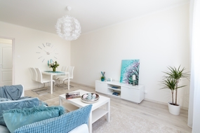 现代单身公寓白色家具摄影图片